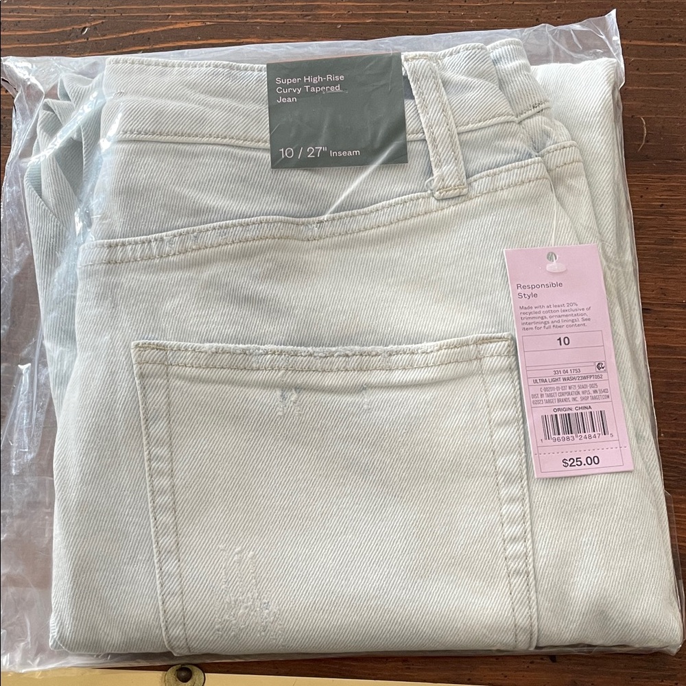 White Fable Super High-Rise Curvy Tapered Jeans in Light Jean Size 10/27” Inseam